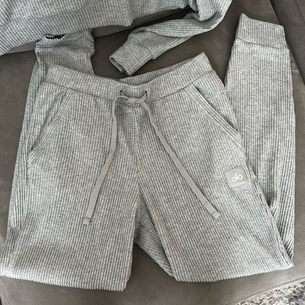 Alo Yoga Muse Set - Hoodie & Sweatpants - Athletic Heather Grey - Medium - Picture 6 of 9